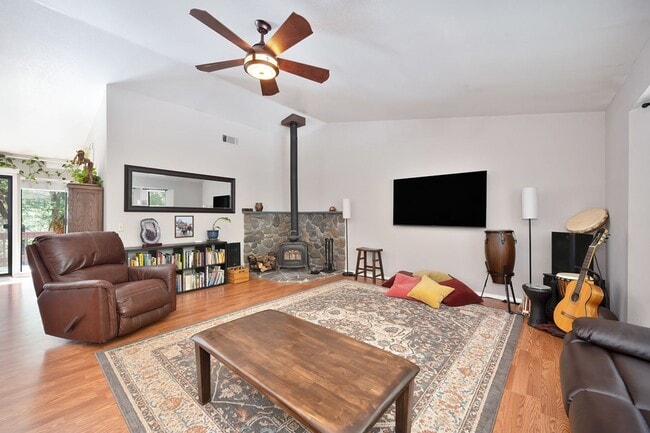 Photo - FOR RENT: Cozy Foresthill 3 bedroom 2 bath.