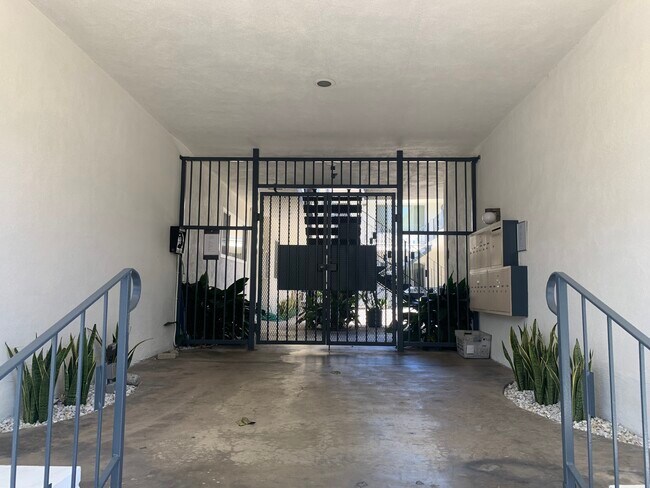 Photo - 2140 S Bentley Ave