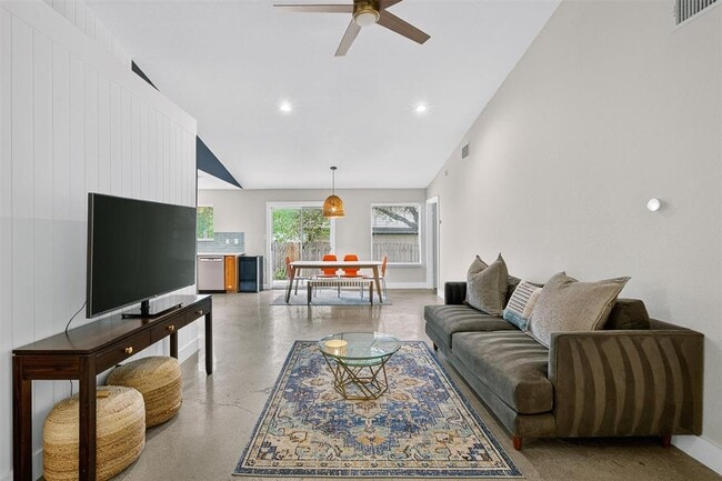 Photo - 1182 Waller St