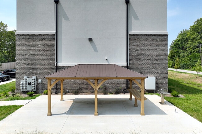 Tenant BBQ area - Bluff Crossing Apartments