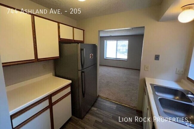 Building Photo - 744 Ashland Ave Unit 205 Rental