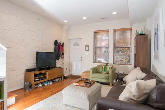 Photo - 340 Oakdale Pl NW