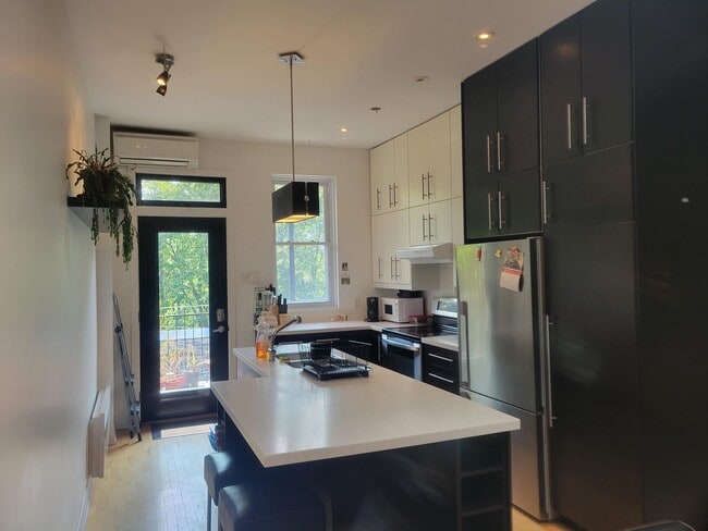 Building Photo - 5560 R. Saint-Denis