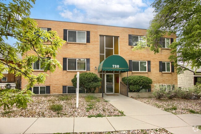 Building Photo - Stunning Condo Unit 8