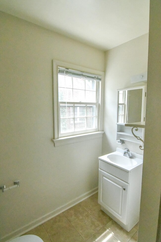 Photo - 109 Kent Terrace Unit A
