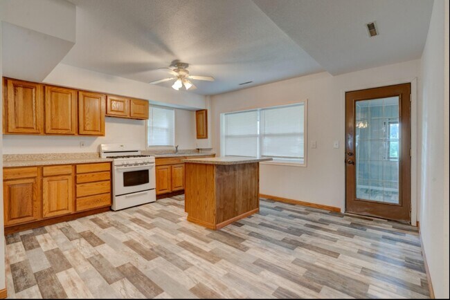 Building Photo - Dunkerton Unit 214C