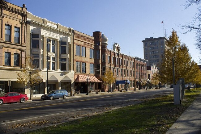 Enjoy Downtown Warren