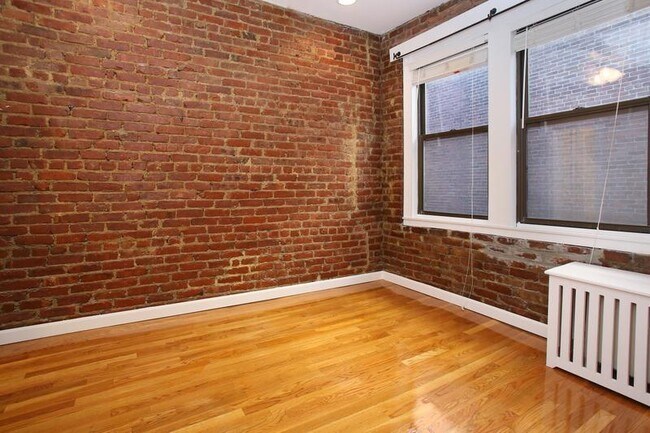 Building Photo - 65 Burbank St Rental