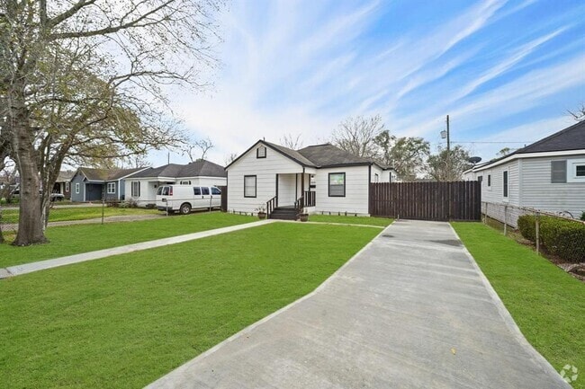 Building Photo - 3430 Seabrook St Rental