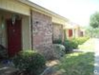 Primary Photo - Live Oak Manor Rental