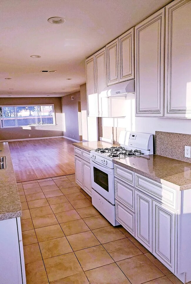 Building Photo - 822 10th St Unit 822 10th St. Hermosa Beach