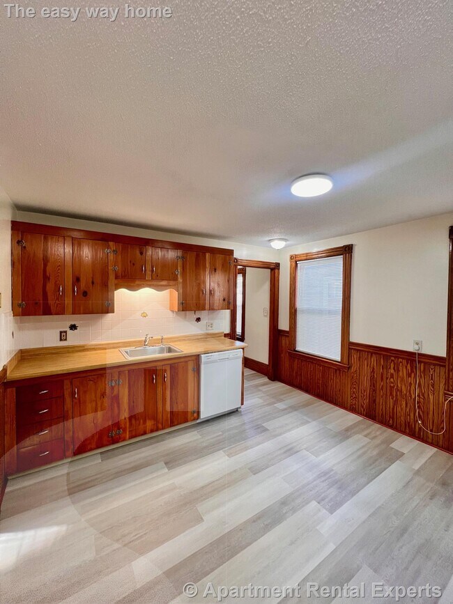 Building Photo - 22 Temple St Unit #2