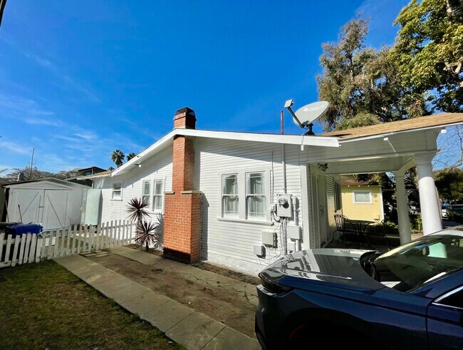 Lado 1 de la casa - 311 N Francisca Ave