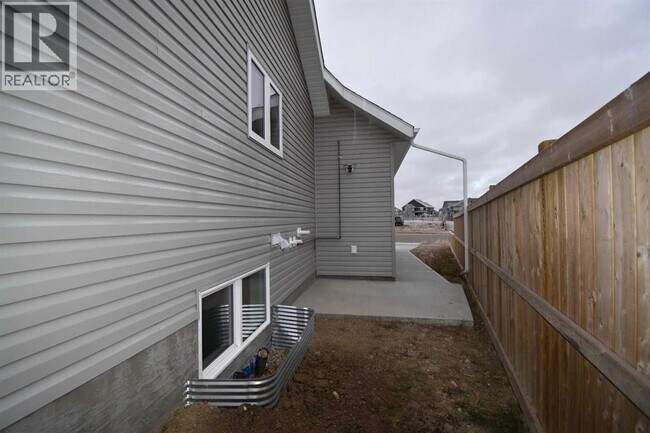 Photo - 2005-2061 61 Ave