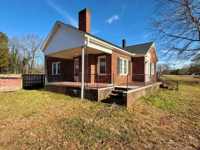 Photo - Statesville - HWY 90 - 3 BD/ 2 BA