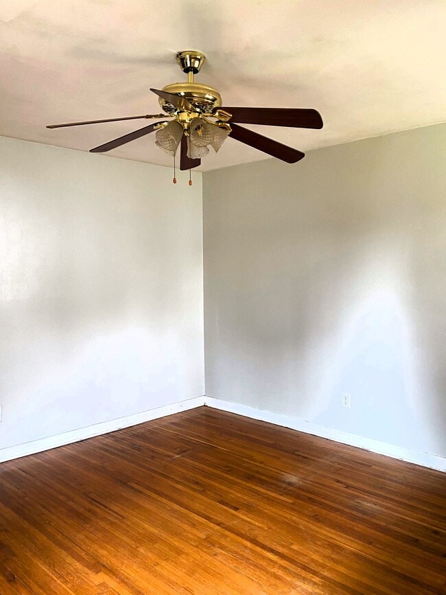 Photo - 220 Saxon Dr