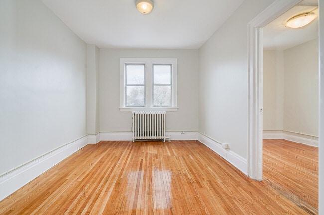 Building Photo - 1 Bedroom at Yonge / Eglinton Unit 3