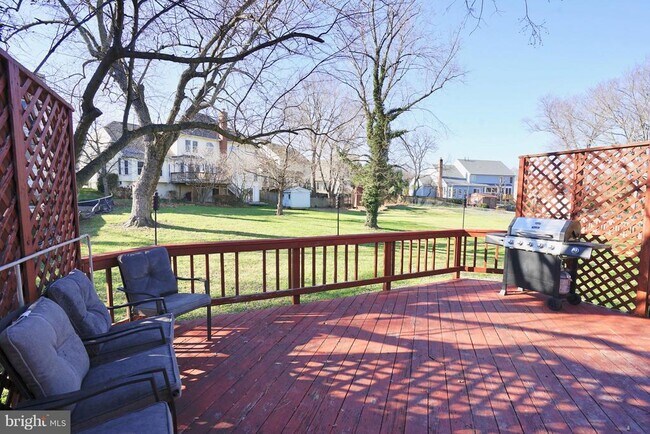 4218 University Dr