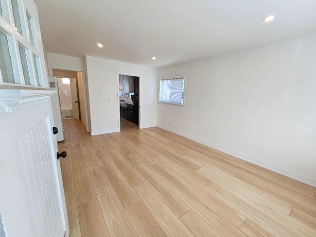 Photo - 529 W 47th St