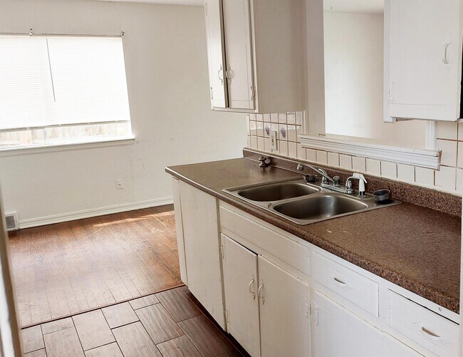 Photo - 933 W Rulane Dr