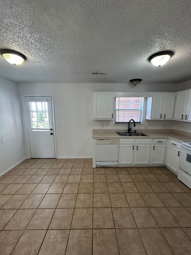 Photo - 3301 SW Victoria Pl Unit 3301 SW Victoria Pl Apt 1