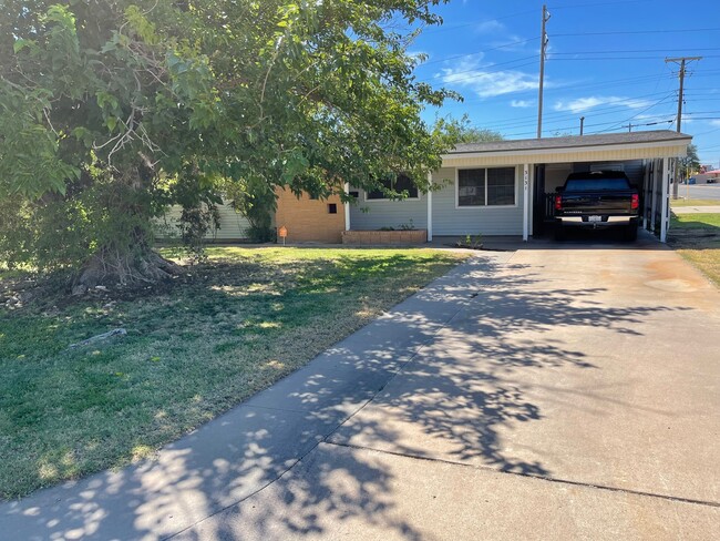 Front view - 3131 San Antonio St House