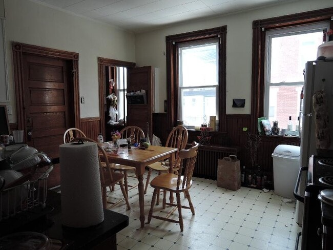 Building Photo - 35 Waverly St Unit 2