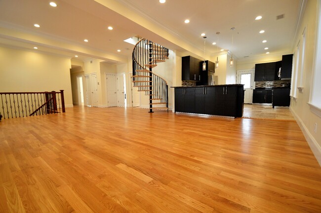 Building Photo - 74 Browne St Unit 4