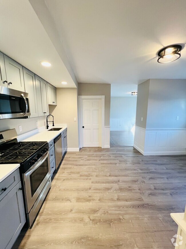 Building Photo - NEWLY RENOVATED 3 BEDROOM PENTHOUSE CONDO ...