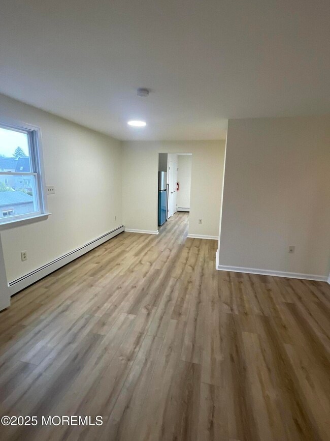 Building Photo - 351 John St Unit 2