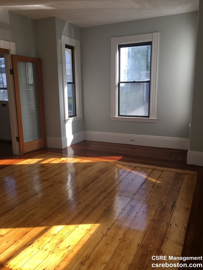 Photo - 10 Saunders St