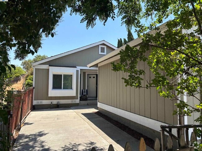 Building Photo - 1290 Canterbury Rental