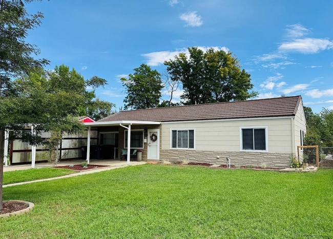 Building Photo - 3040 S Forest St