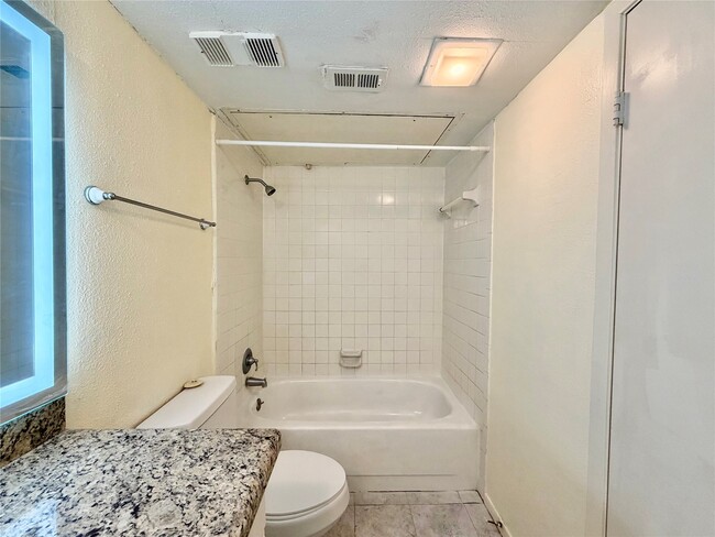 Building Photo - 2120 Wilcrest Dr Unit 121
