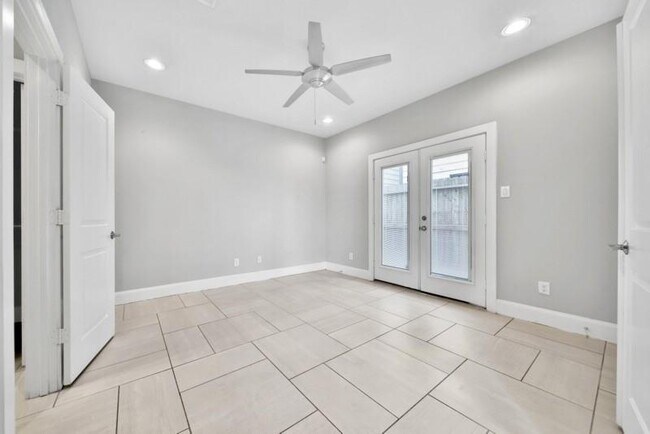 Photo - 5537 Larkin St