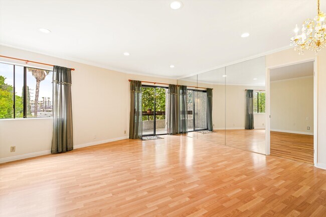 Photo - 1037 N Vista St Unit 305