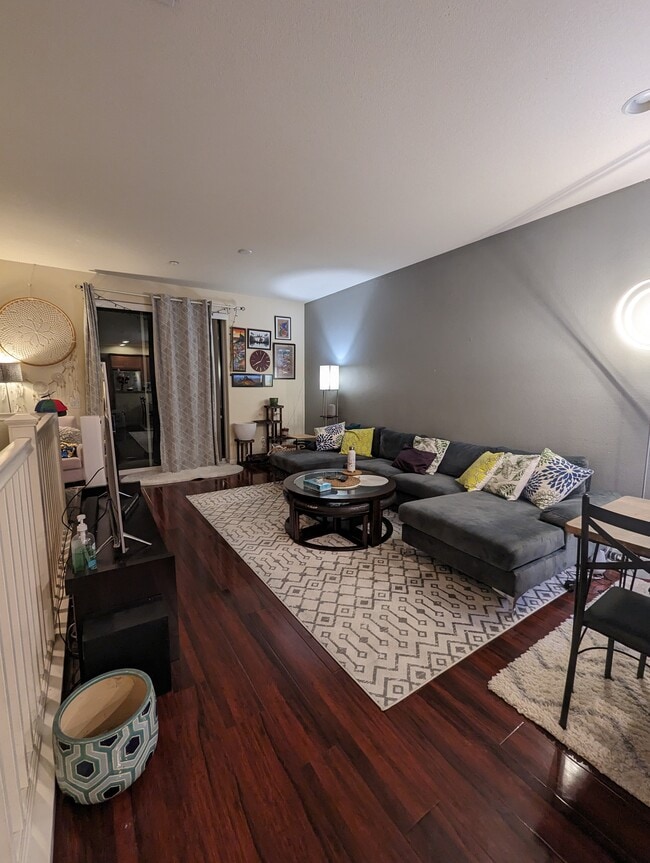 Photo - 764 Grandview Ter