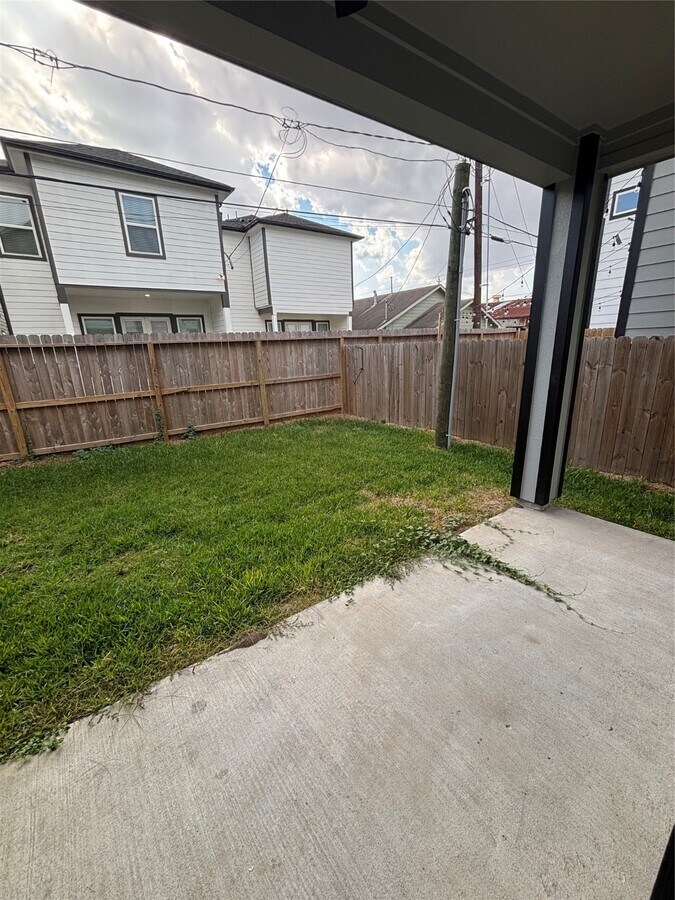 Photo - 108 E 44th St