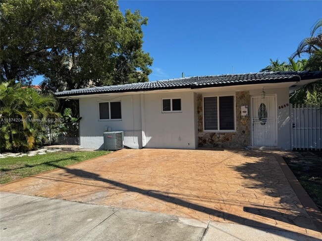 Building Photo - 3639 SW 12th St Unit 3639 Rental
