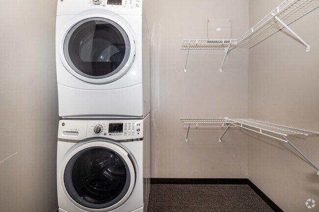 1BR, 1BA - 935SF - Closet