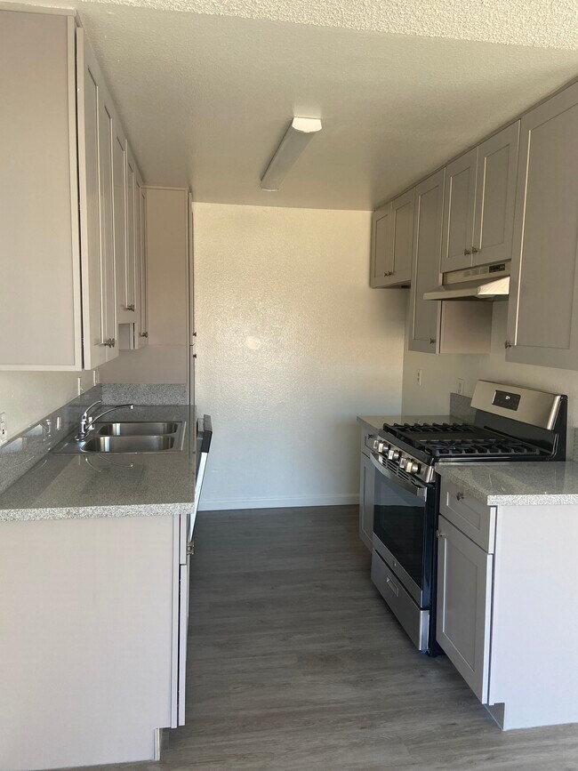 Building Photo - 1344 Serrano N Ave Unit 206
