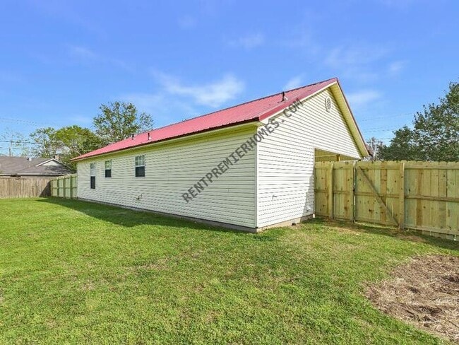 Building Photo - 14 Stephens St