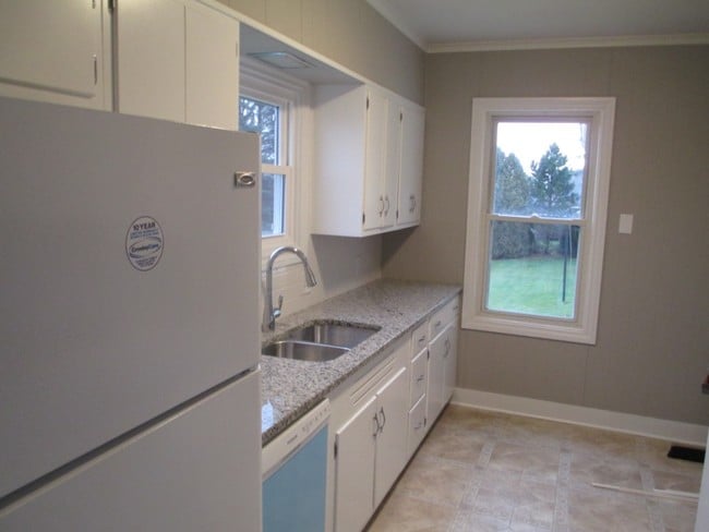 Updated Kitchen - 89 Burrstone Rd Rental