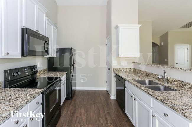1373 Waylon Ave