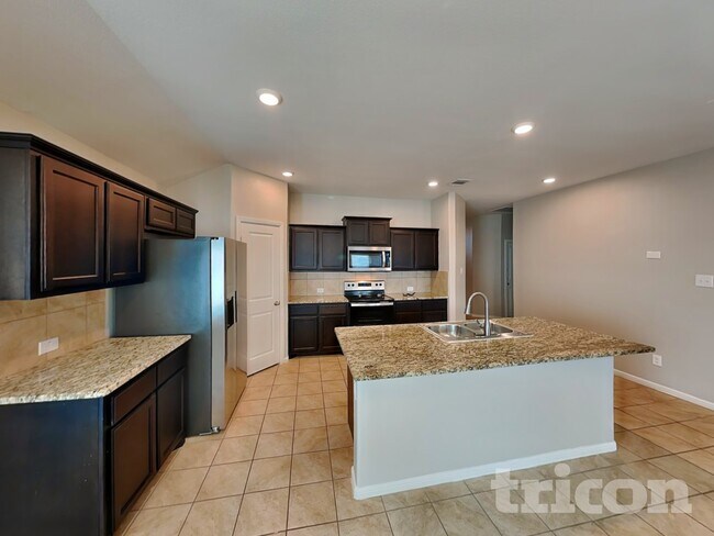 Photo - 324 Foxhunter St
