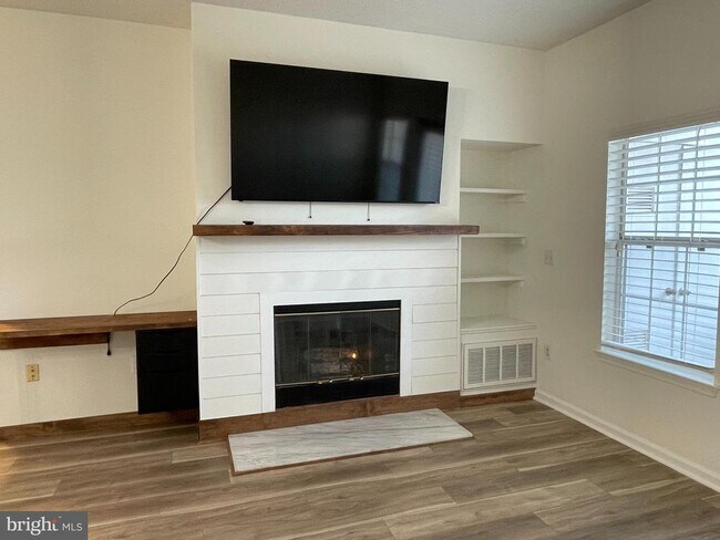 Photo - 1708 Lake Shore Crest Dr Unit 14