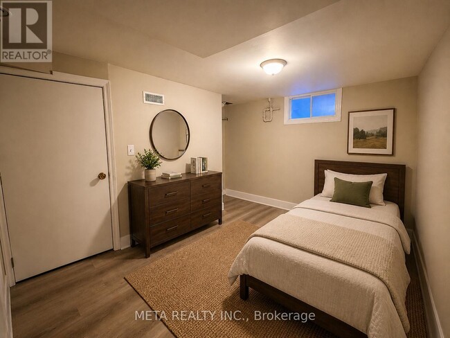 Photo - 313 Rossland Rd W
