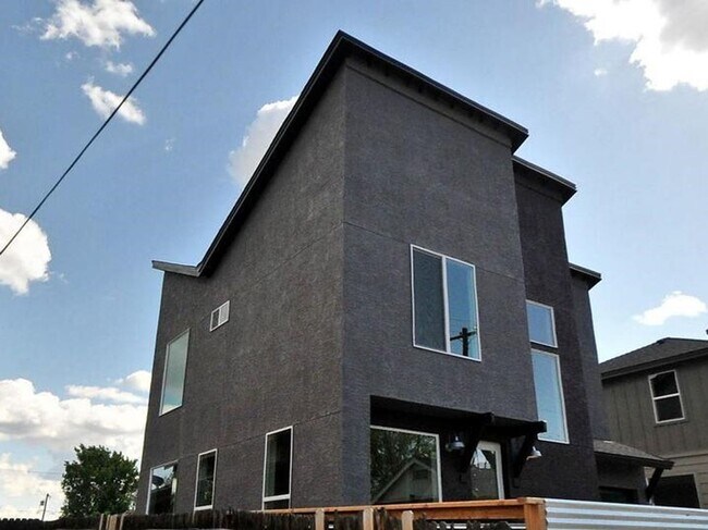 Building Photo - Newer Contemporay Home in Midtown