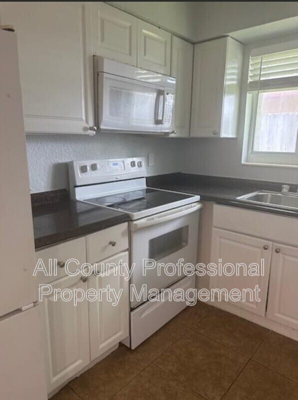 Building Photo - 332 SW 2nd Pl Unit 3