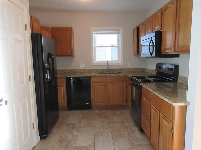 Building Photo - 379 E School St Unit 3L